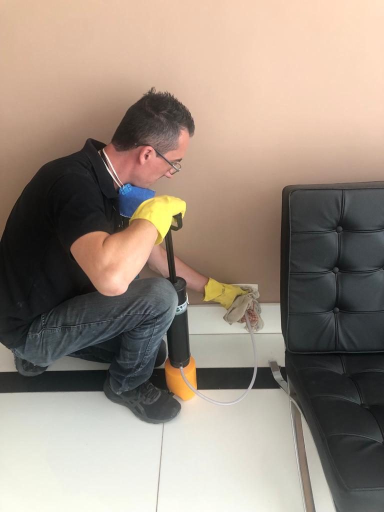 Técnico especializado da BioNippon com equipamento profissional atendendo em Indaiatuba